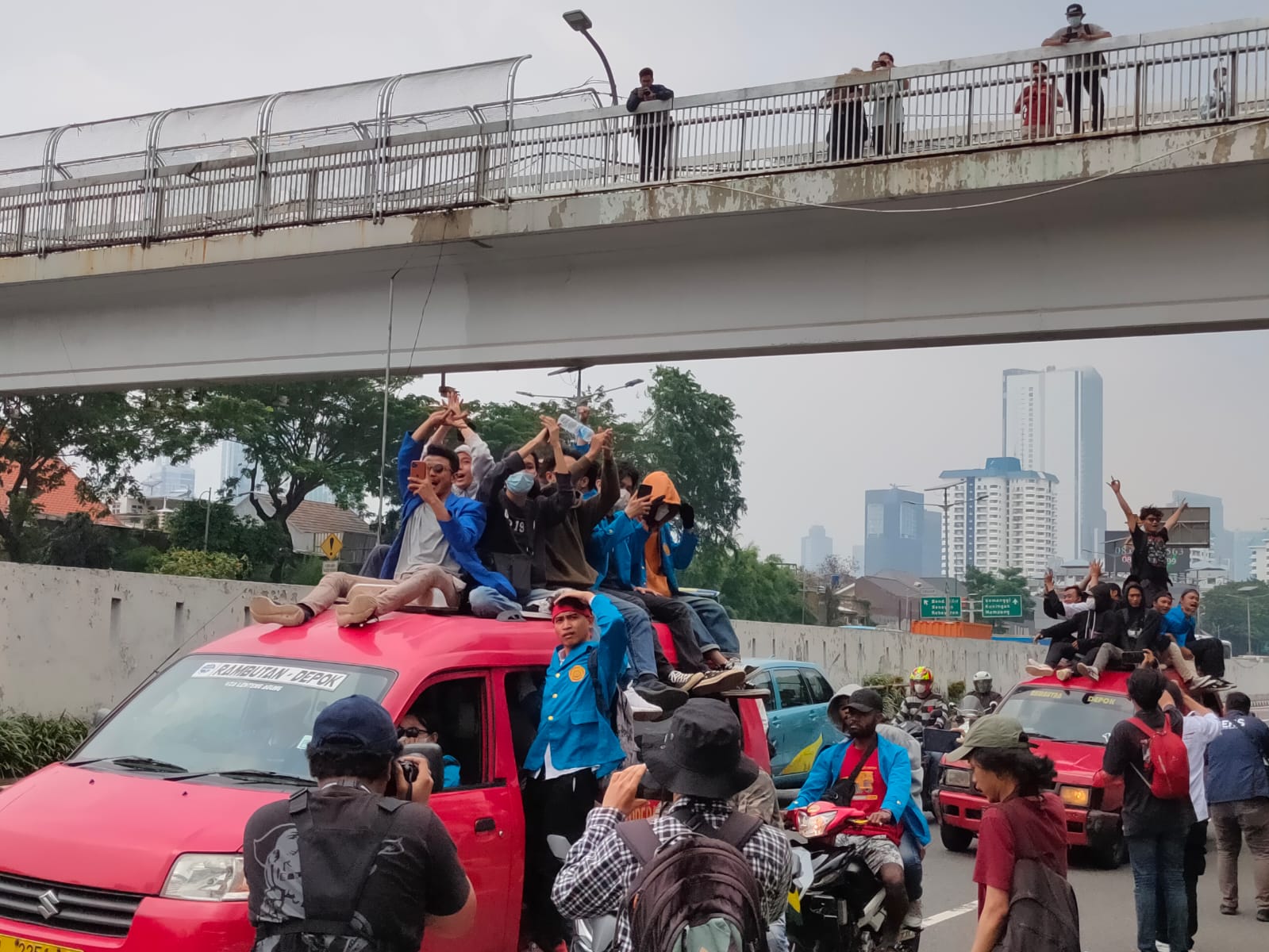 Demo BEM SI, Puluhan Mahasiswa Sudah Berdatangan ke Gedung DPR RI
