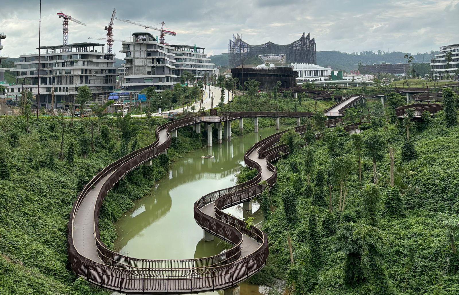 Presiden Jokowi Resmikan Plaza Seremoni Sumbu Kebangsaan IKN: Kota Yang Harmonis, Nyaman dan Damai