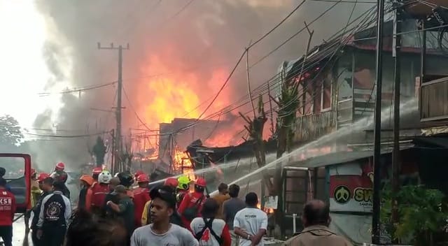 Kebakaran Besar di Balikpapan, Hanguskan Ruko dan Rumah Warga Selama 4 Jam