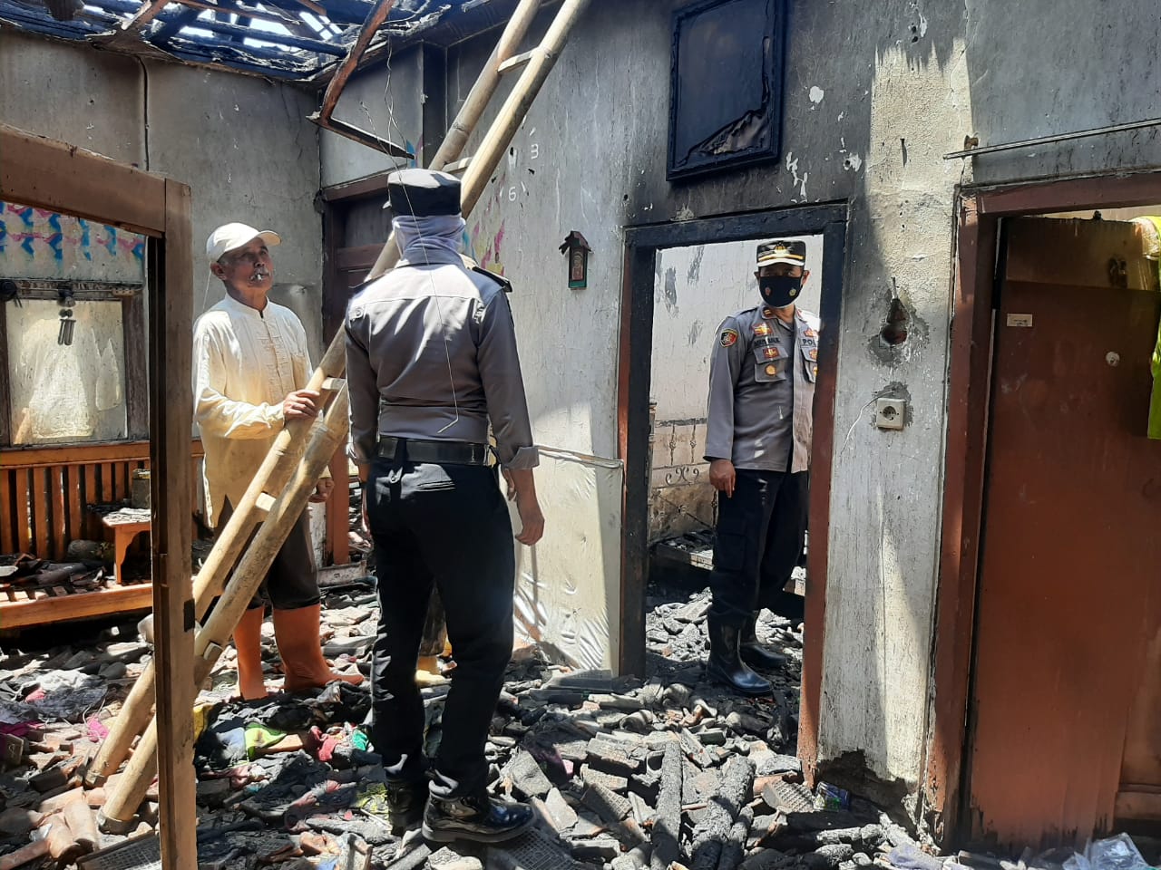 Rumah Terbakar Mengalami Kerugian Ratusan Juta Rupiah