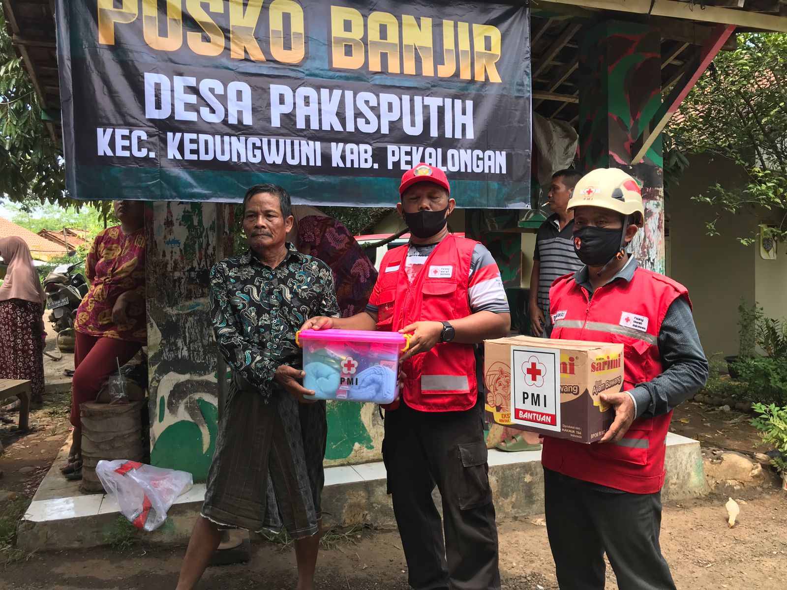 PMI Berikan Bantuan Korban Banjir dan Longsor Berupa Family Kit Hingga Sembako