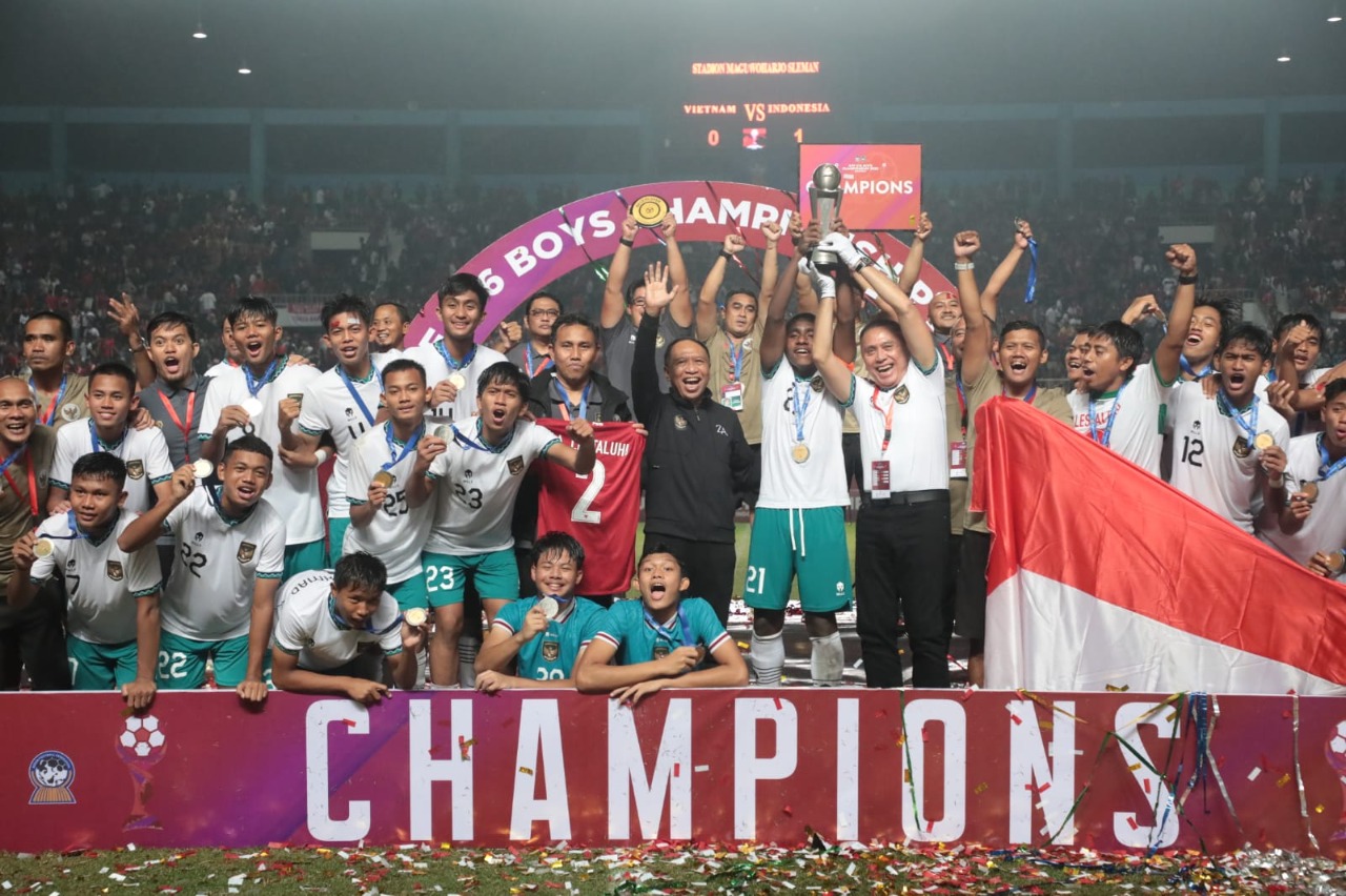 Klarifikasi Menpora Atas Momen Angkat Trofi Piala AFF U-16