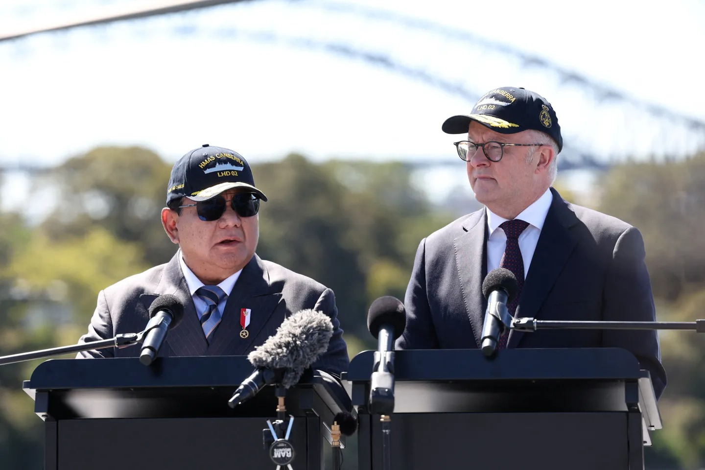 Presiden Republik Indonesia Prabowo Subianto dan Perdana Menteri Australia Anthony Albanese di atas Kapal HMAS Canberra di Garden Island Naval Base, Sydney, Australia, 12 November 2025. (Foto: BPMI Setpres/Cahyo)