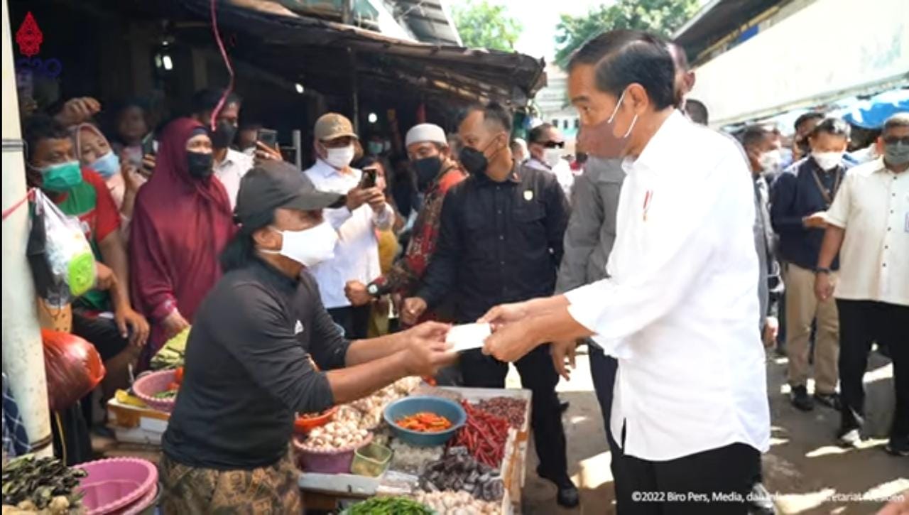 Presiden Jokowi Bagikan Bansos di Pasar Kanoman Cirebon