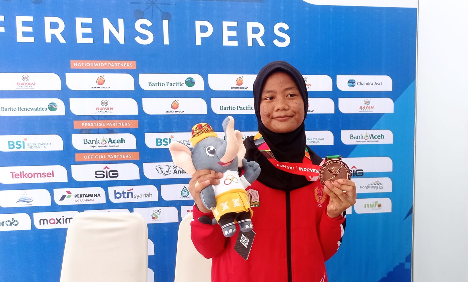 Atlet Muda Cabor Angkat Berat Radhwah Raihanah, Raih Medali Perunggu di PON XXI Aceh-Sumut 2024 Pada Kelas 52 kg Putri