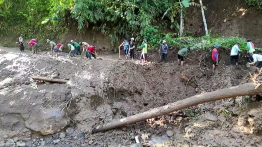 Banjir Bandang Disertai Longsoran Tebing, Puluhan Warga di Kediri Terisolir