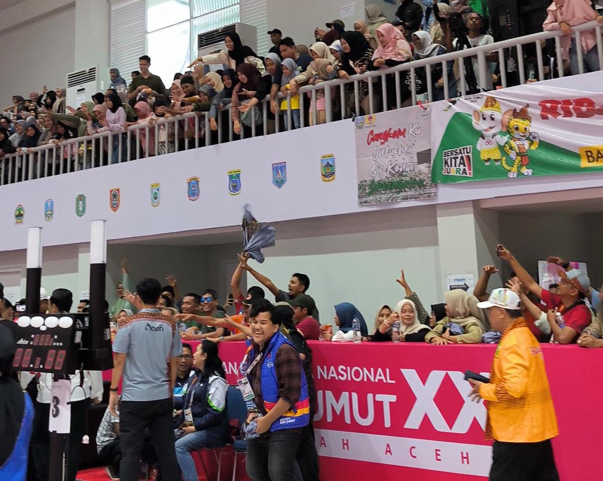 Raih Emas Pada Pertandingan Anggar Sabel Putri Beregu di PON XXI Aceh-Sumut 2024, Tim Aceh Bagikan Baju ke Pendukung